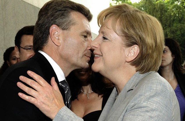Ksschen fr die Kanzlerin: das Begr...ela Merkel  bei der Stallwchterparty   | Foto: dpa