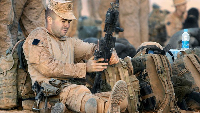 Pause im Gefecht: Dieser  US-Soldat  k...en Provinz Helmand gegen die Taliban.   | Foto: DPA