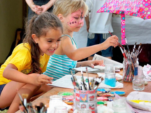 Viele Kinder von beiden Seiten des Rhe...henende zur &#8222;Kinderinsel&#8220;.  | Foto: Christine Aniol