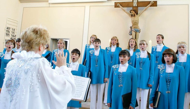 Der Chor &#8222;Utro&#8220; mit seiner...beim Publikum in Hugsweier bestens an.  | Foto: Heidi Foessel