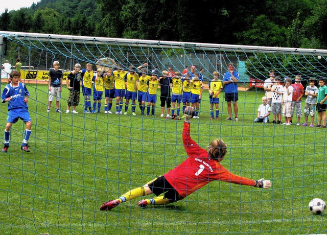 Anlaufen und &#8230;Tooooor! Elfmeterschieen mit Erfolg  fr den SC Freiburg  | Foto: Monika Rombach