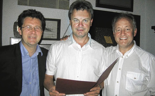 Edgar Zimmermann (Mitte) wurde fr sei...rd Zimmermann (rechts) ausgezeichnet.   | Foto: Otto Selb