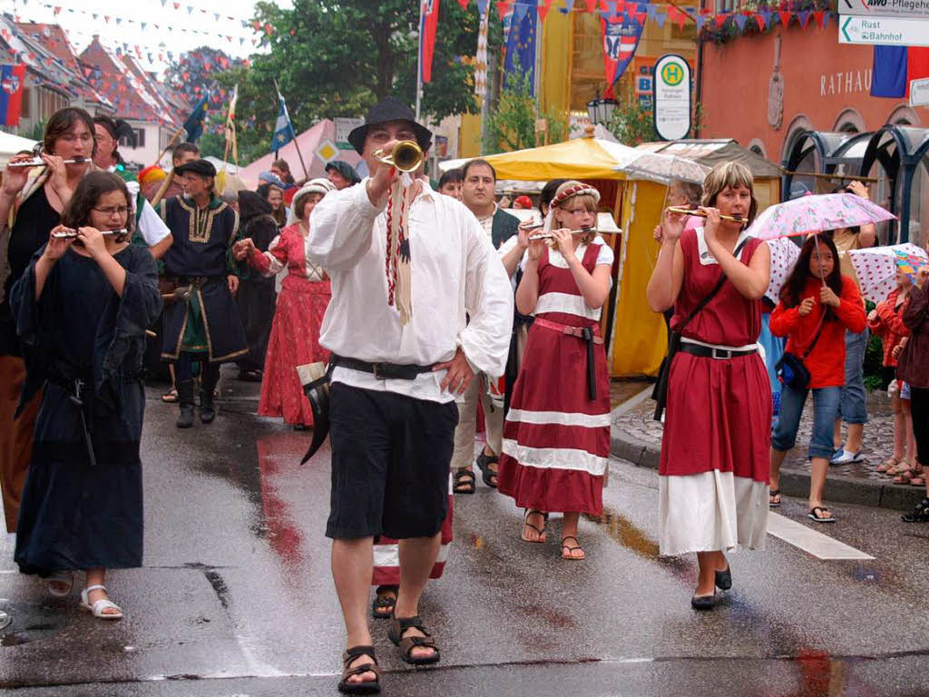 Auftakt im Regen: Die Akteure des Altstadtfests beim ersten Umzug zur Erffnung am Freitagabend.