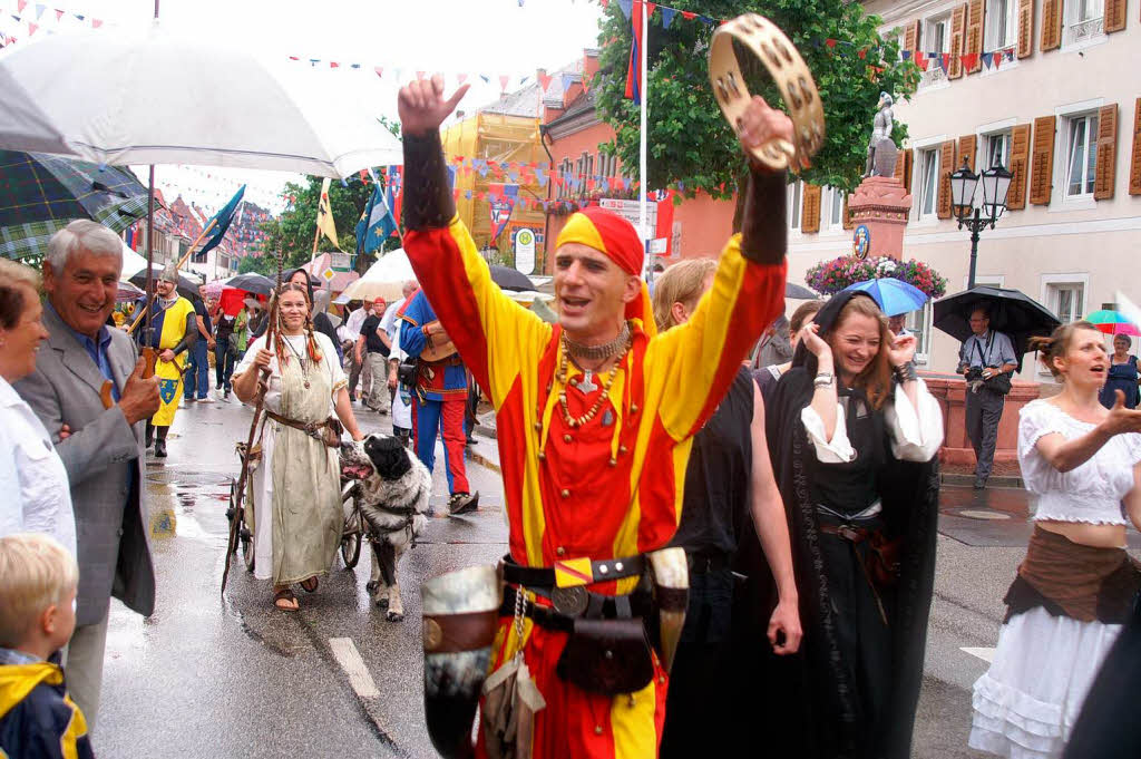 Auftakt im Regen: Die Akteure des Altstadtfests beim ersten Umzug zur Erffnung am Freitagabend.