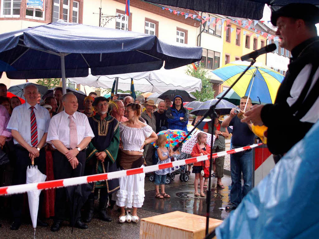 Auftakt im Regen: Schulthei Matthias Guderjan erffnet das Altstadtfest.