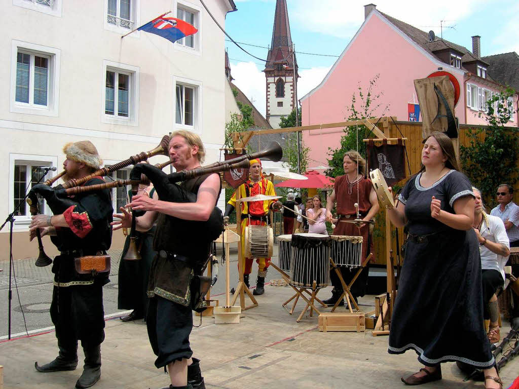 Die Spielleute von „Heidenspa“ aus Freiburg gaben auf der Bhne und den Straen meist den Ton an.