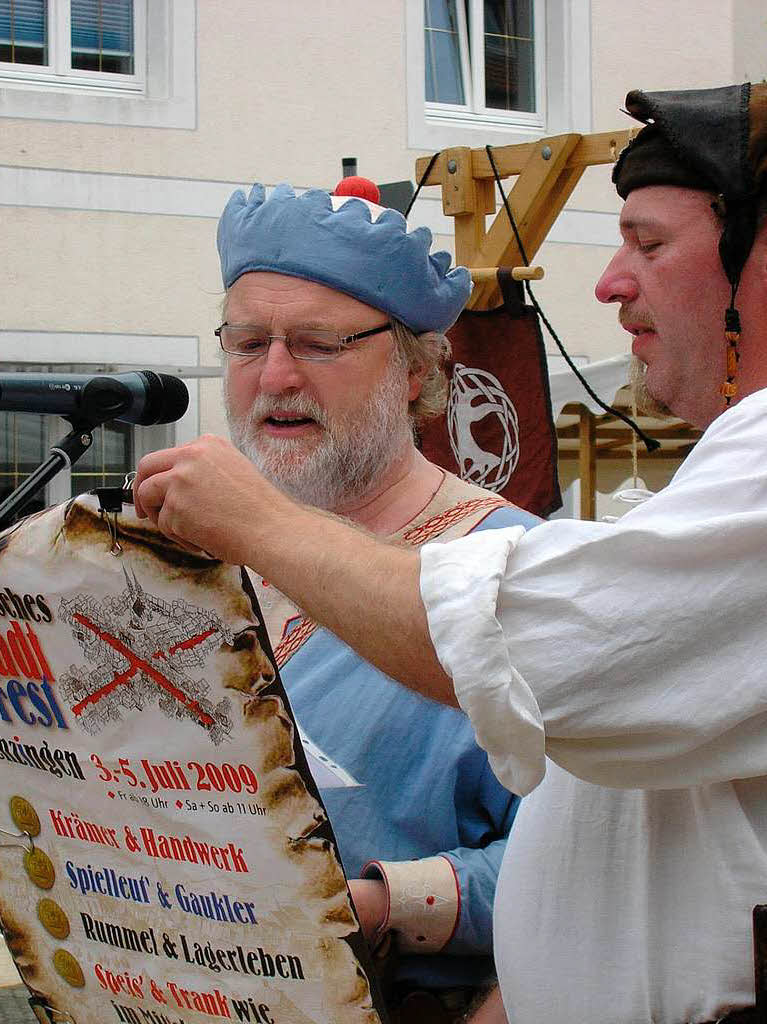 Peter Siche vom Duo „Ohrenfreut“ verkndet die Marktordnung.