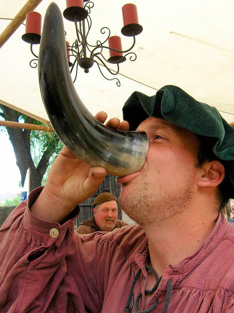 Bis zum letzten Tropfen leert dieser Ritter aus Weisweil das Horn.