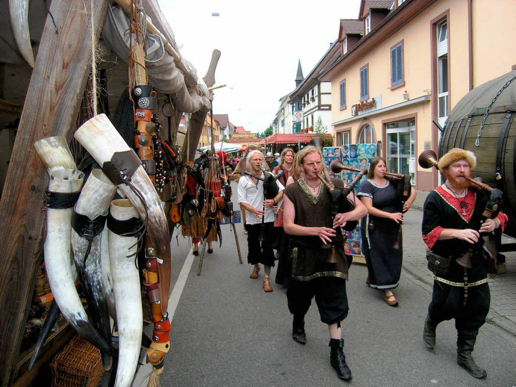 Die Spielleute von „Heidenspa“ aus Freiburg gaben auf der Bhne und den Straen meist den Ton an.