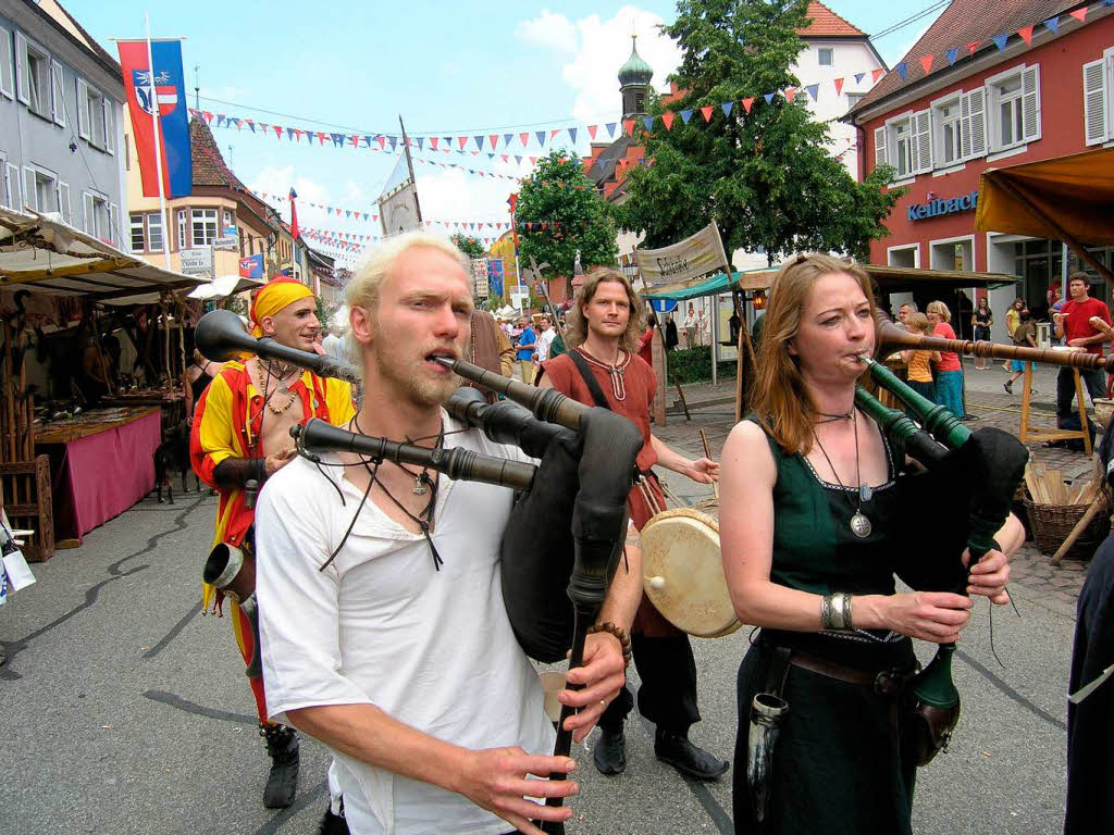 Die Spielleute von „Heidenspa“ aus Freiburg gaben auf der Bhne und den Straen meist den Ton an.