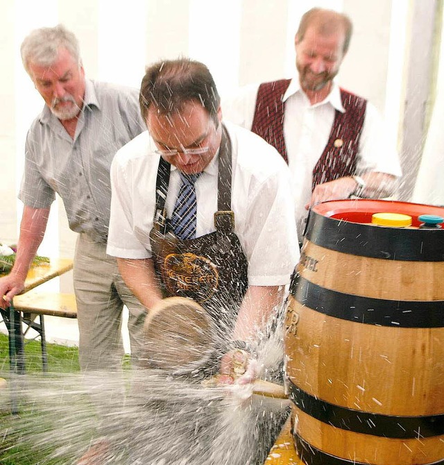 Spritziger Auftakt: Brgermeister Thom...d  Horst Himmelsbach gehen in Deckung.  | Foto: Heidi Foessel