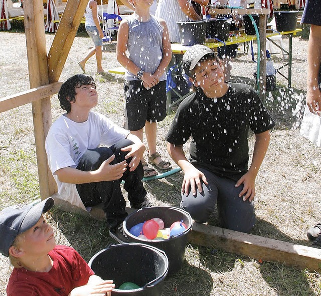 Zerplatzende Wasserbomben sind genau d...#8211; finden die jungen Festbesucher.  | Foto: Heidi Fssel