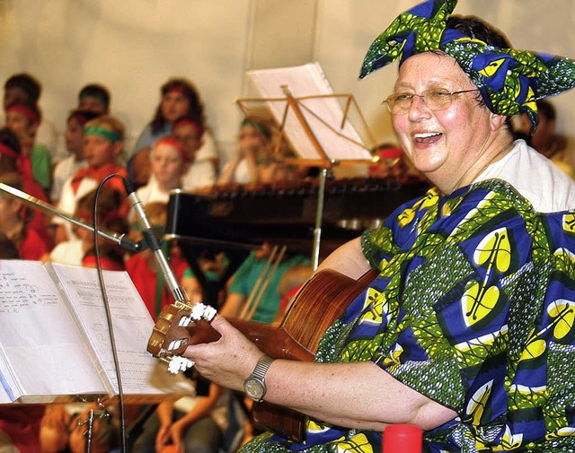 Sammelte bei ihrer Abschiedsfeier Geld...e Gruber in buntem afrikanischem Tuch.  | Foto: Heidi Fssel