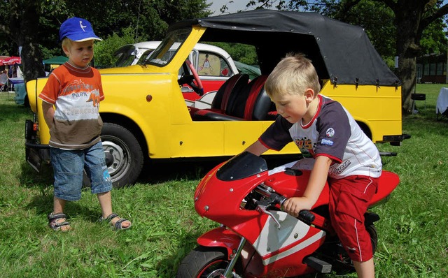 Das familire Miteinander steht beim T... Tuning   der alten Trabis (rechts).    | Foto: melanie dramac