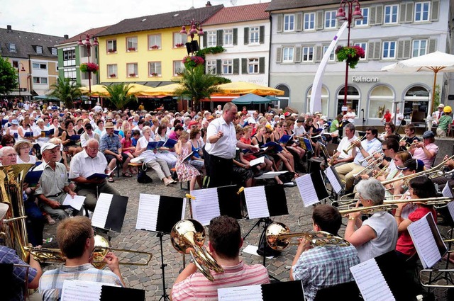 Abschlusskonzert auf dem Marktplatz: d...irchengesangstag in Lahr geht zu Ende.  | Foto: Wolfgang Knstle