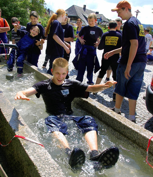 Abkhlung gefllig? Viele Jugendliche landeten im Brunnen.  | Foto: Kathrin Blum