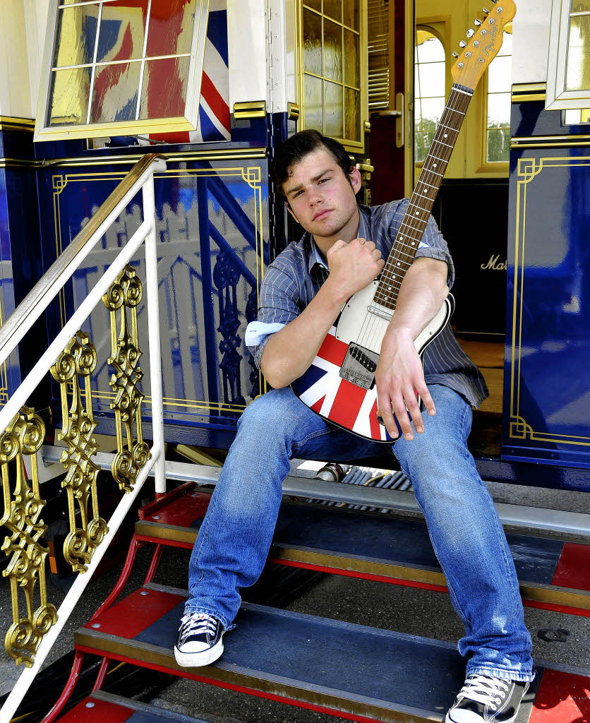 Adrian Paul Gitarrist und Direktorensohn bei Roncalli Freiburg