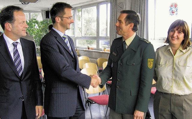 Roland Wssner (2.v.r.) gratuliert Tho... waren  interimsmig eingesprungen.    | Foto: Dreher