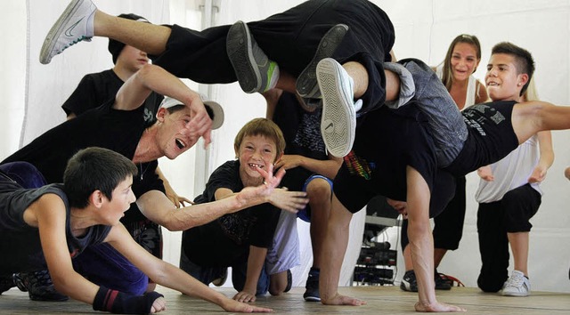 Die Breakdancegruppe &#8222;all 4 one&...  mit ihrer akrobatischen Vorstellung.  | Foto: Benjamin Zenke