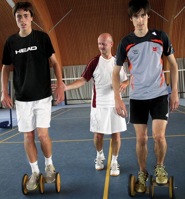 Skisprung-Trainer Rolf Schilli (Mitte)...ippende Fortbewegung Trainingsalltag.   | Foto: Maurer