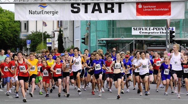 Start frei zum Rennen der Junioren beim Rheinfelder Stadtlauf   | Foto: roos