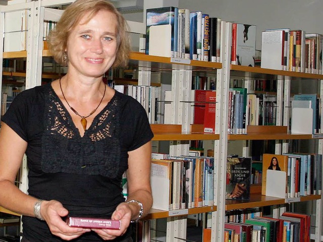Birgit Lange, Leiterin der Stadtbcherei, ldt zur Mitternachtsbibliothek ein.  | Foto: Heidi Foessel