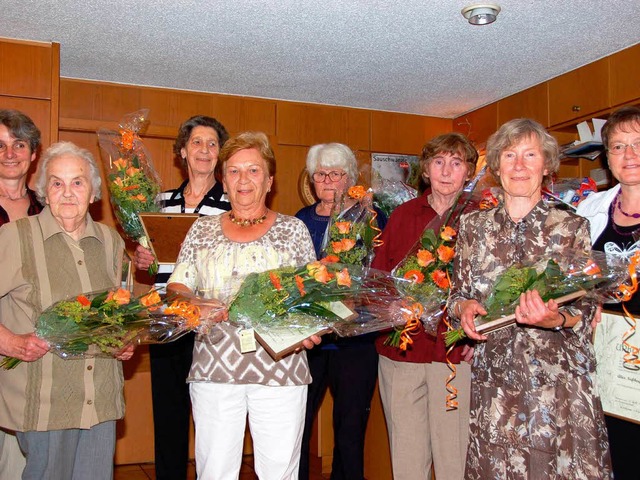 Frisch gebackene Ehrenmitglieder mit V...Irmgard Gntert und Hildegard Schnle.  | Foto: Jutta Binner-Schwarz