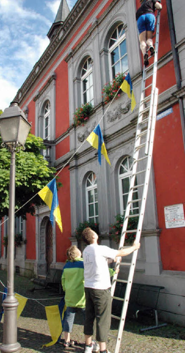 Waldkirch macht sich fein frs Fest: D...gelb-blaue Wimpel in den Straen auf.   | Foto: Bleyer