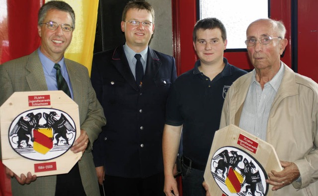 Thomas Eisele (links) und Karl Dober (...er je ein Jubilumswappen berreicht.   | Foto: roswitha klaiber
