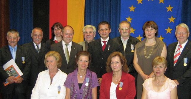 Zehn Ehrenamtliche aus Bad Krozingen e... Genre (stehend, Vierter von rechts).   | Foto: Anne Freyer