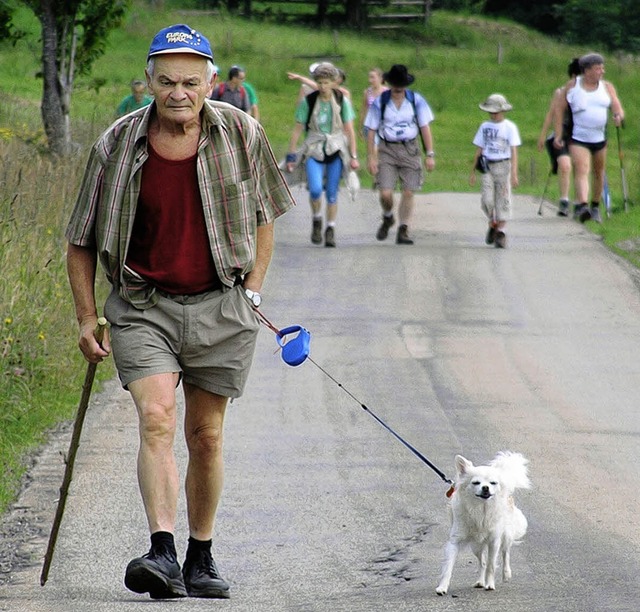 Herr mit Hund: Rund 1700 Teilnehmer be... rund um Eisenbach und Schwrzenbach.   | Foto: gert brichta