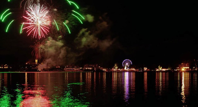 Feuerwerk ber der Kirche und Riesenrad an der Promenade: das Seenachtsfest.   | Foto: jrgen Brandel