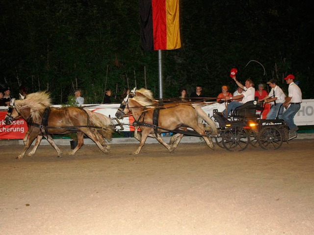 Wie einst Ben Hur: Pferdewagen preschen durch die Arena.  | Foto: Heiner Fabry