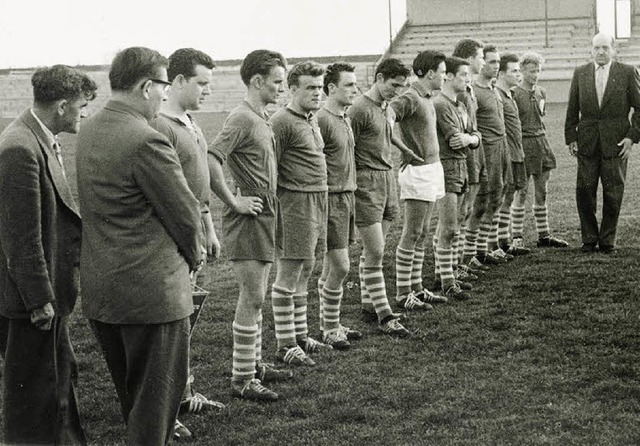 Die Meistermannschaft von 1960: Staffe...d Trainer Hans Schlegel (von rechts).   | Foto: privat