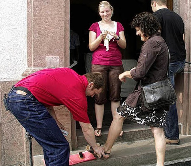 Fuwaschung vor der Kirche   | Foto: BZ