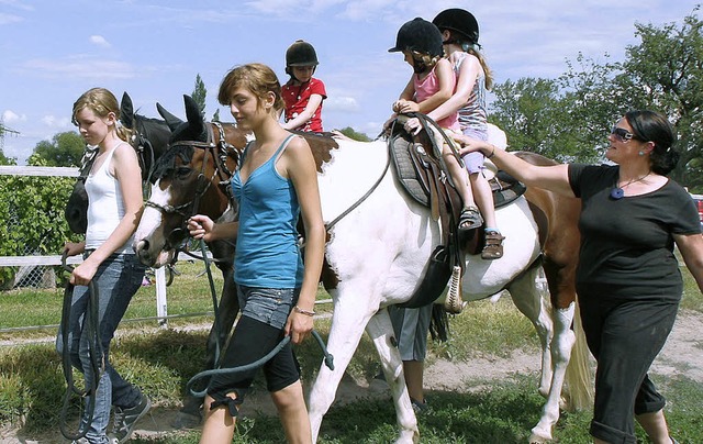 Den Kindern ist&#8217;s egal, ob das R... sie beim Pferde-Abenteuer ihr Glck.   | Foto: heidi Fssel