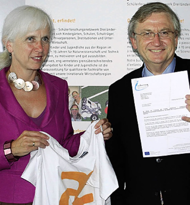 Regierungsprsident Julian Wrtenberger mit dem EU-Frderbescheid.  | Foto: Thomas Loisl Mink