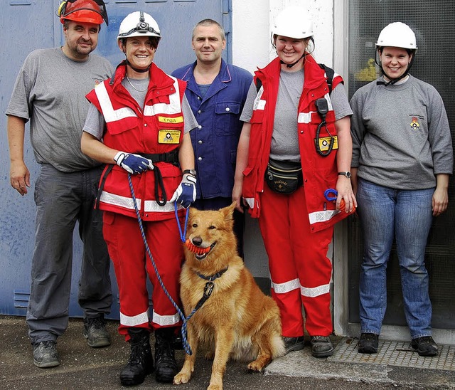 Die Rettungshundestaffel probte bei der Ciba Grenzach.   | Foto: Privat