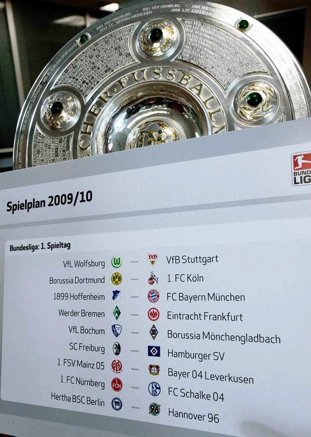 Das begehrte Stck, die Meisterschale  | Foto: dpa
