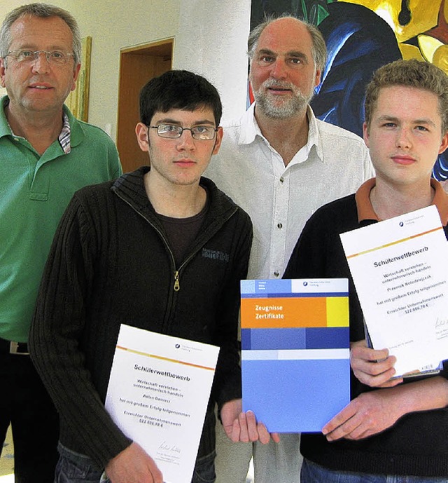 Gewonnen: Gnter Ugi, Schulleiter, Asl...und Przemek Kolodziejczak (von links)   | Foto: BZ