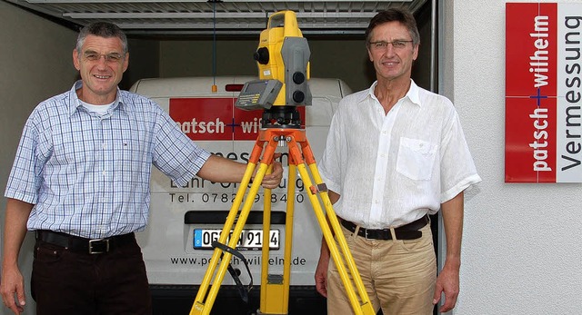 Klemens Wilhelm (links) und Herbert Pa...e 25-jhrige Firmengeschichte zurck.   | Foto: Beck