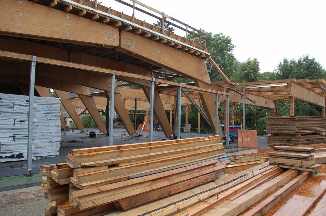 Ein Teil der Holzkonstruktion des ehem...ds in Löffingen ist bereits abgebaut.   | Foto: Martin Wunderle