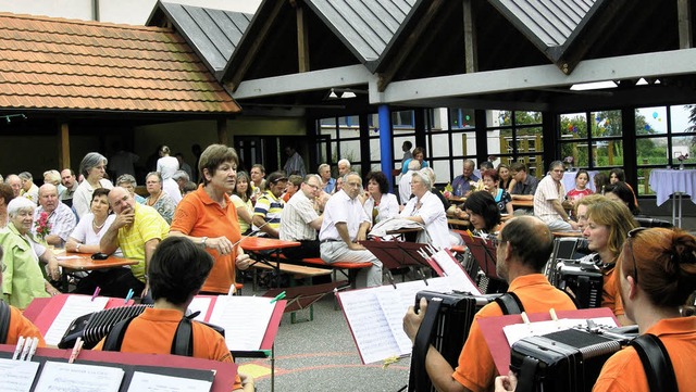 Annelie Kiesel und ihr Orchester unterhalten Open Air zahlreiche Zuhrer.  | Foto: Michael Haberer