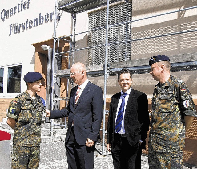 Siegfried Kauder (Zweiter von links) u...t mit den Einsatztruppen im Ausland.   | Foto: Lbeck