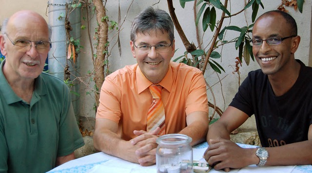 Tesfaldet Reda (rechts) ist neuer Vors...zender  Adolf Winterhalder (links).     | Foto: Paul  Berger