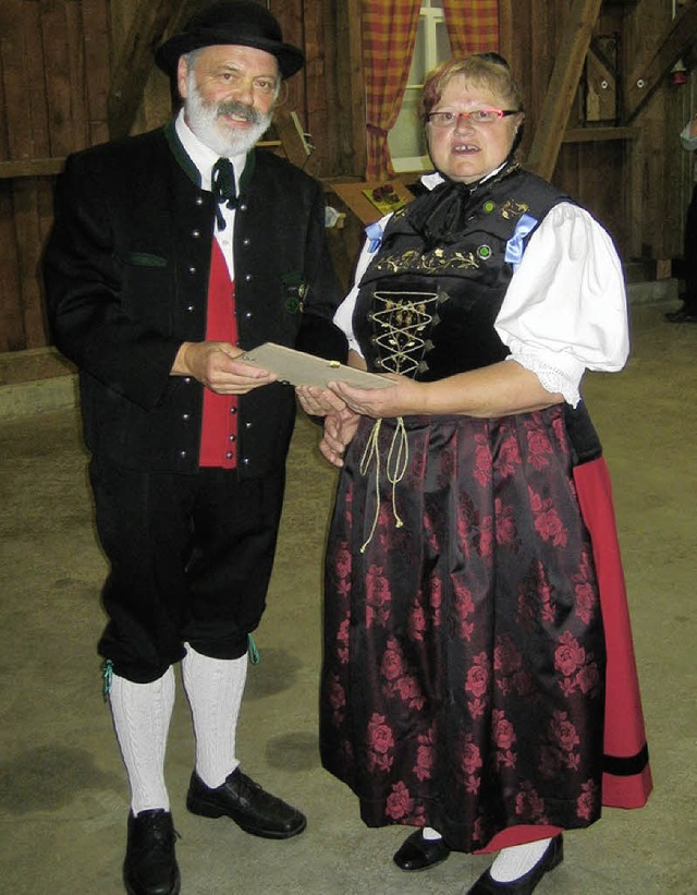 Margarethe Rmmele wurde von Alfred Knauber beim Kreistrachtenfest geehrt.  | Foto: Wiezel
