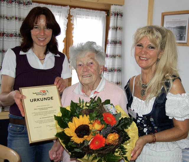 Gastgeberin Andrea Brender, Margarethe Althammer und Ilka Kaiser (von links).   | Foto: Georg Jger