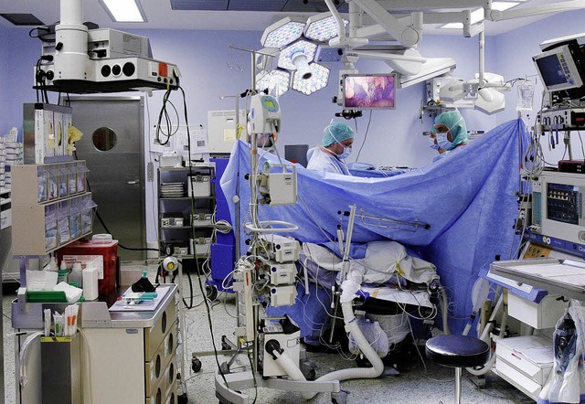 Vor allem in der  Chirurgie spren all... den Trend zur ambulanten Operieren.    | Foto: dpa