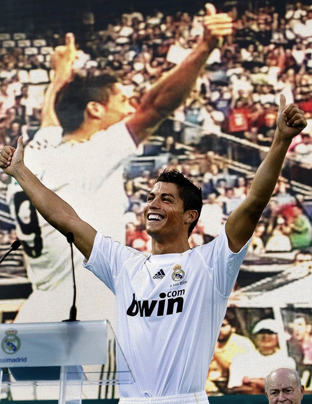 Reals neuer Strmerstar Ronaldo bei seiner Vorstellung  im  Bernabu-Stadion   | Foto: dpa