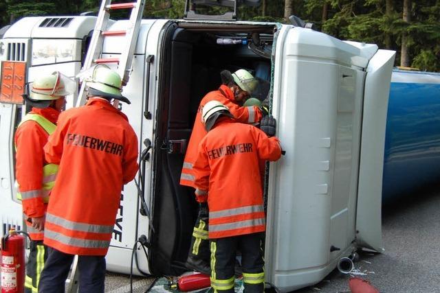 Gefahrguttransporter strzt im Hllental um